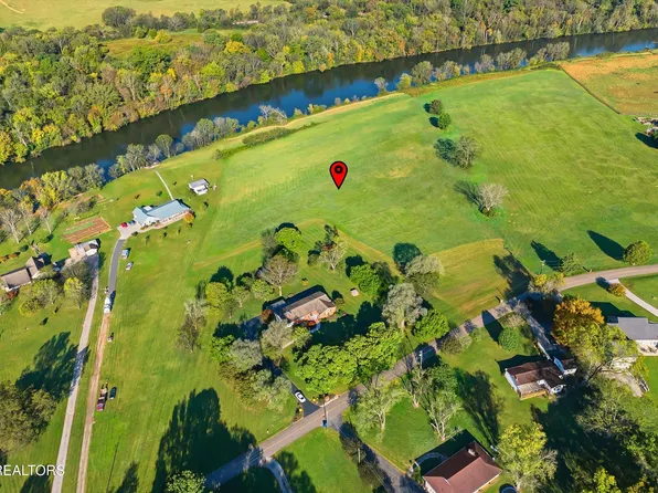 1021 Graves Rd, Strawberry Plains, TN 37871