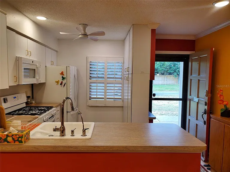 1403 Arrowhead Cir W #13-E — Photo 2