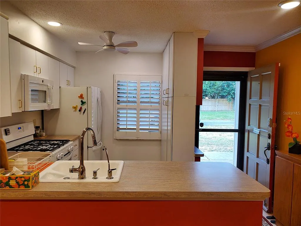 Building Photo - 1403 Arrowhead Cir W #13-E