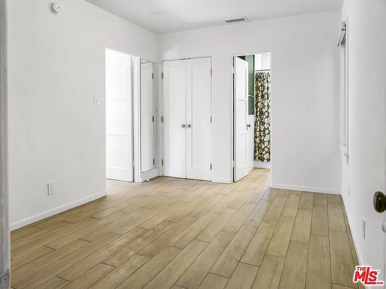 2049 Lake Shore Ave — Photo 12