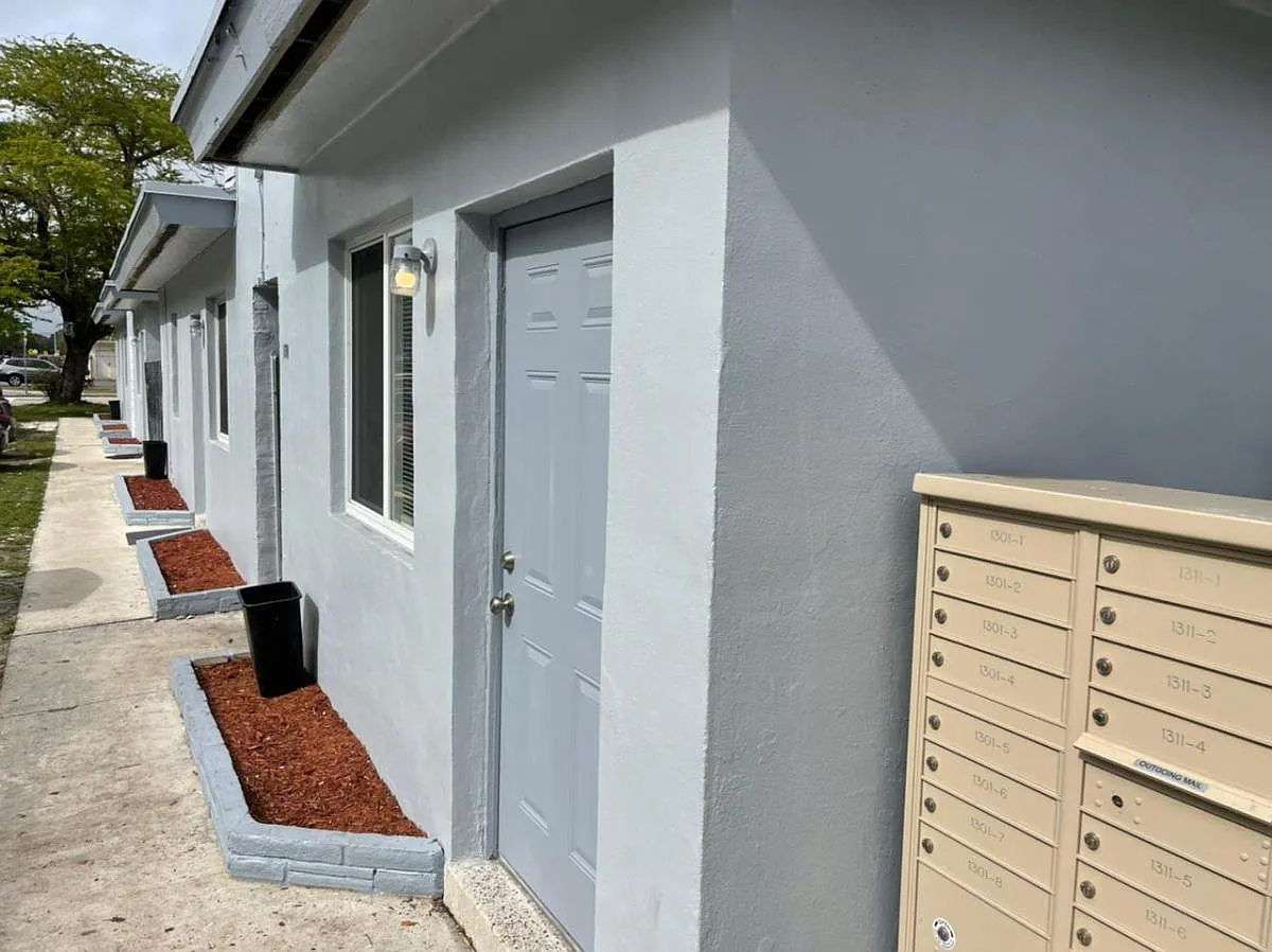 Opa Locka Remodeled Studios & 1b/1b apartments — Photo 1