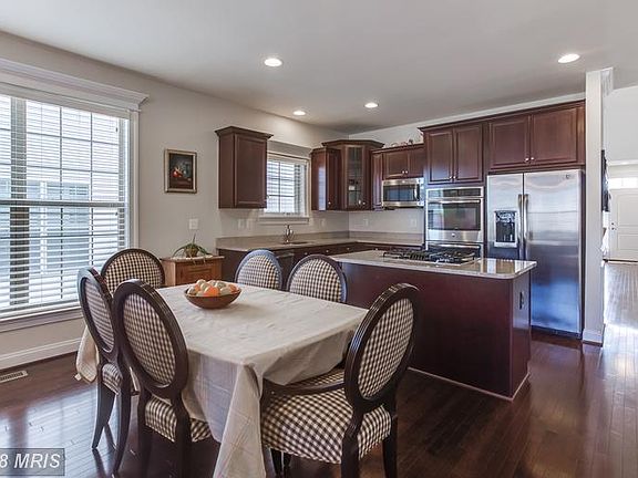 Tahoe Cherry Square Bordeaux Cab w/ Crown Molding