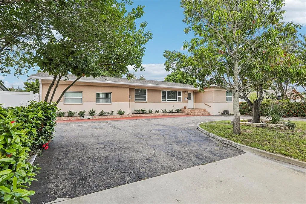 4 bed, 2.0 bath, 2029 sqft, $3,800 — Photo 4