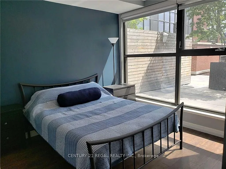 112 King St E #414 — Photo 11