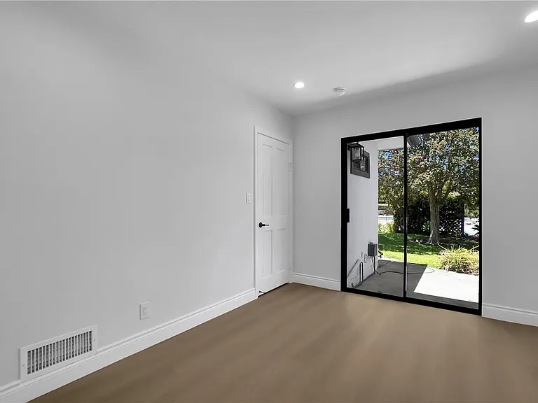 325 W Le Roy Ave — Photo 26