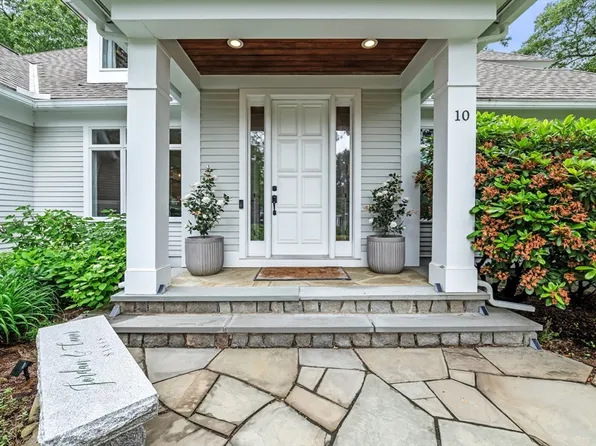 10 Hawk Hill Ln, Ipswich, MA 01938