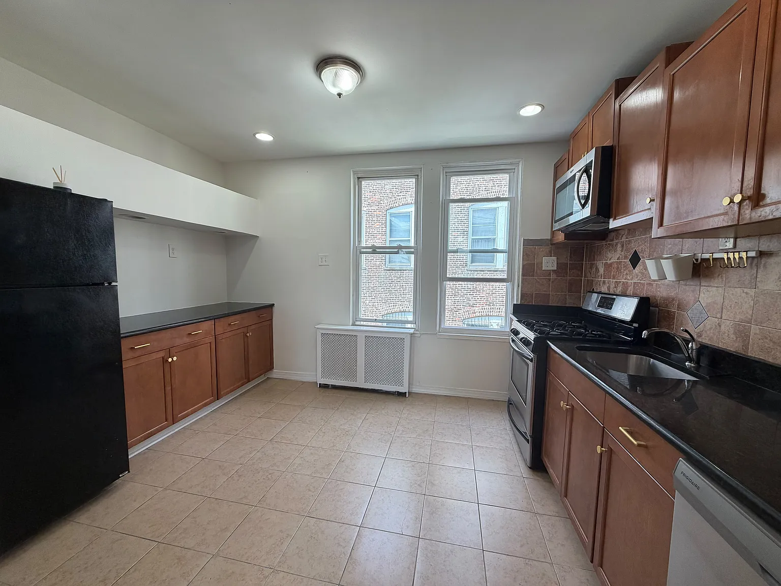 4 bed, 1100 sqft, $3,050 — Photo 4