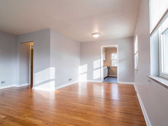4th image of 2914 Minto Ave