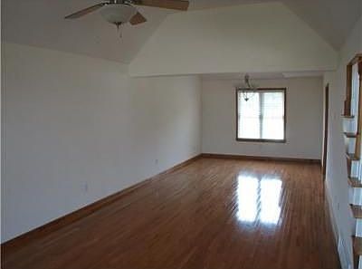3rd image of 501 Pond Ct