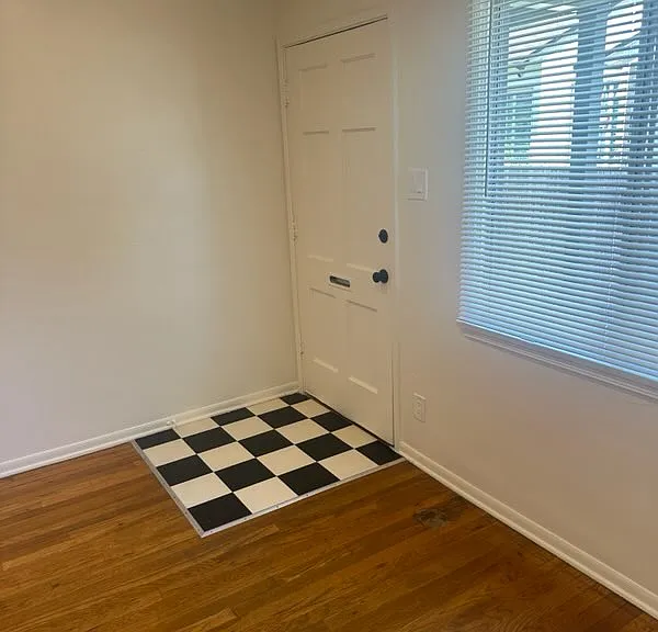 1814 N Hollywood Way #B — Photo 8
