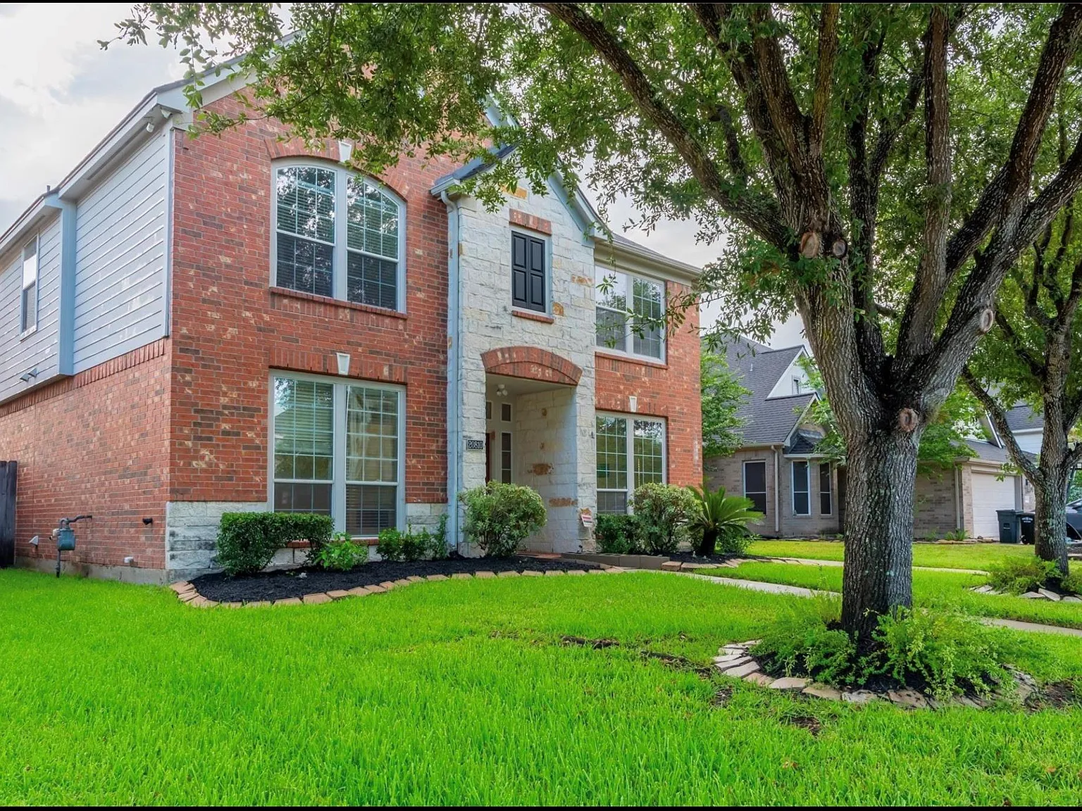 4 bed, 2.5 bath, 2685 sqft, $2,700 — Photo 2