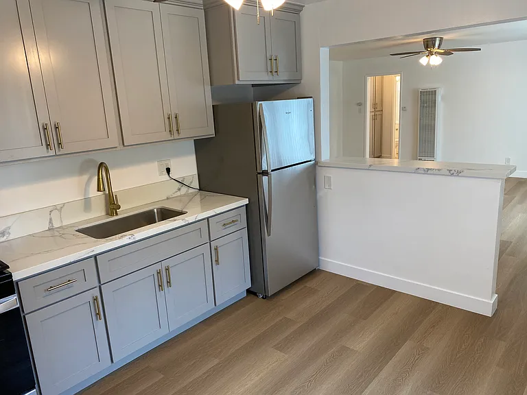 Sussex House Apartments — Photo 14