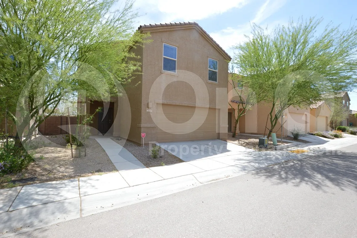 4 bed, 2.5 bath, 1927 sqft, $1,895 — Photo 2