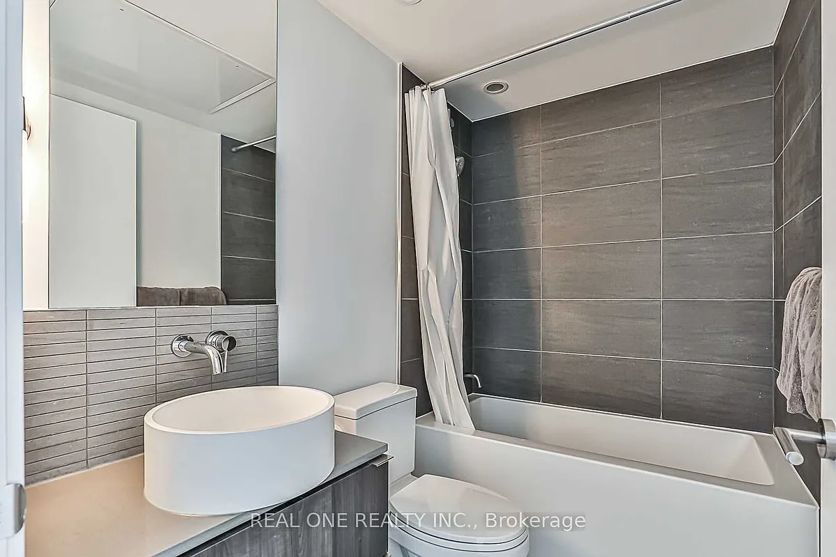 Building Photo - 161 Roehampton Ave #1104