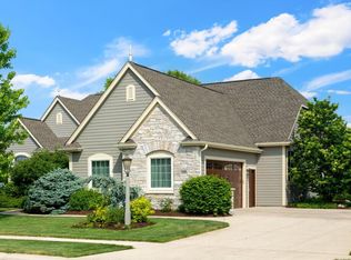 1290 Winterberry Rd, Oconomowoc, WI 53066