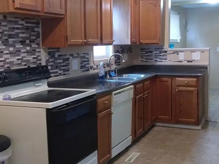 1126 Cutler St — Photo 3