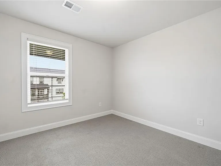 407 Lincoln St — Photo 42