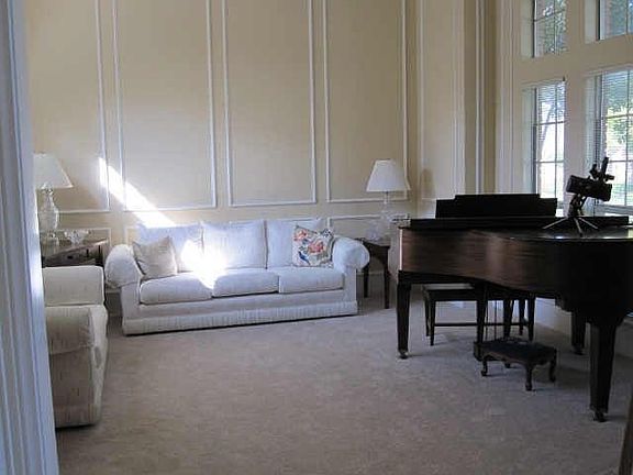 3rd image of 2807 Winding Oak Trl