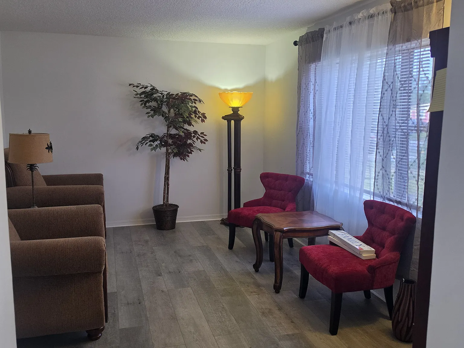 3 bed, 932 sqft, $650 — Photo 2