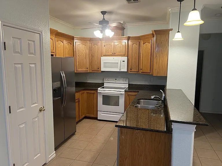 1033 Redwood Ave — Photo 6