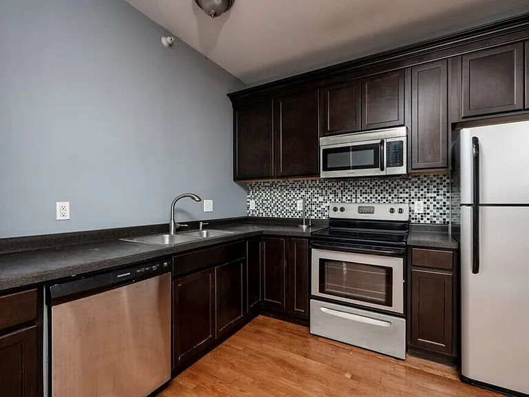 703 N Walnut St — Photo 12