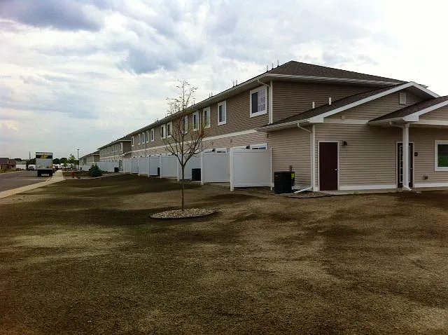 3 bed, 2.5 bath, 1275 sqft, $2,200 — Photo 3