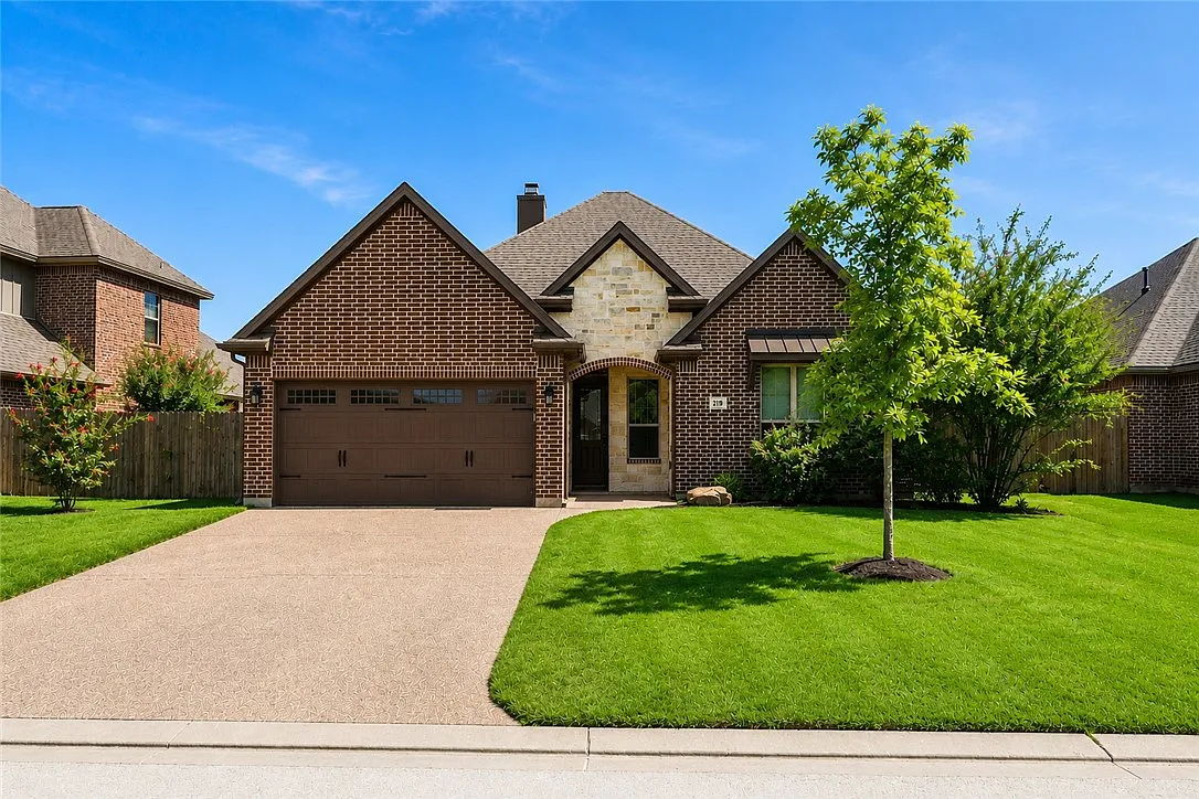 4 bed, 2.5 bath, 2000 sqft, $2,500 — Photo 1