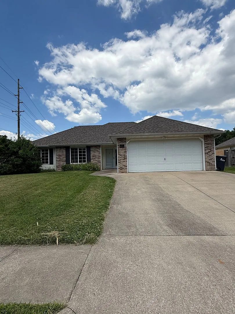 3 bed 2 bath Home with fenced in backyard — Photo 1