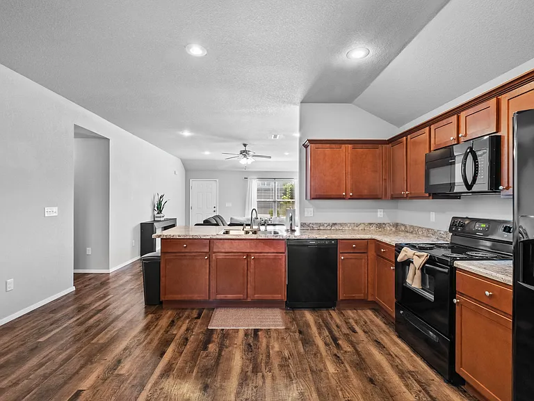 927 E Swift Dr — Photo 5