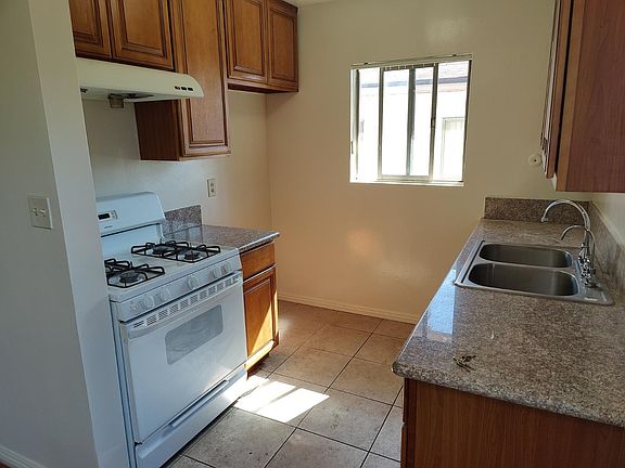 4th image of 858 W El Repetto Dr