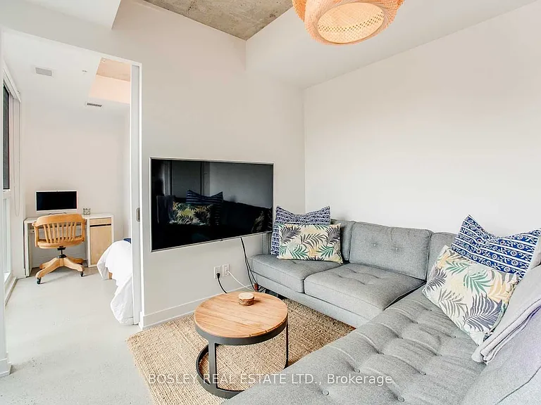 38 Howard Park Ave #528 — Photo 2