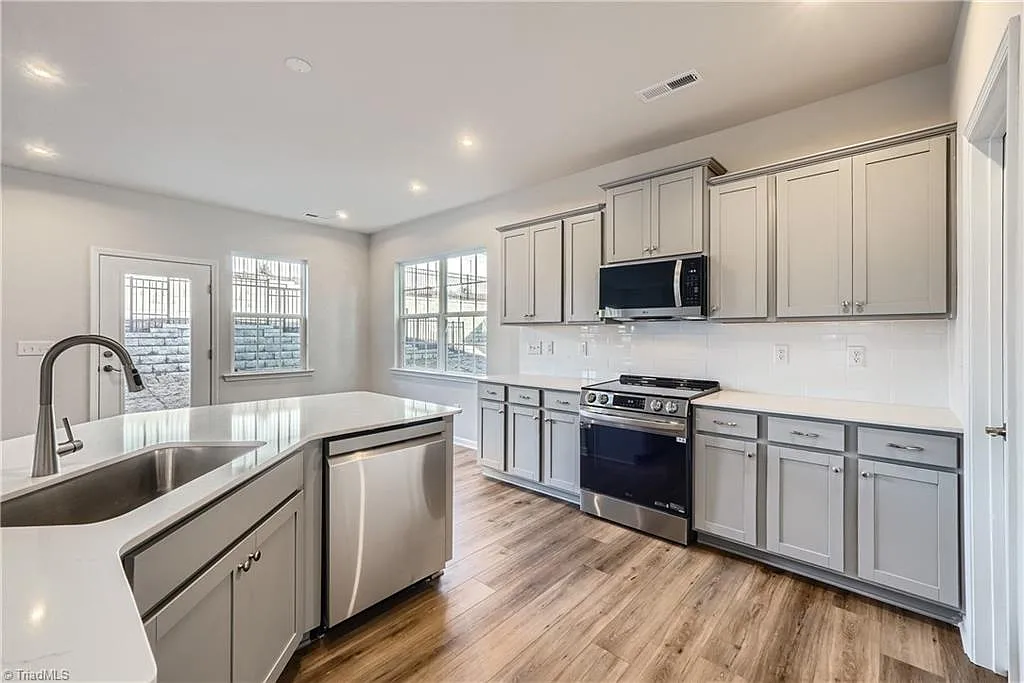 4 bed, 2.5 bath, 2169 sqft, $2,500 — Photo 2