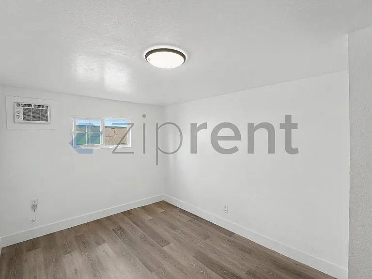 515 E 55th St — Photo 12