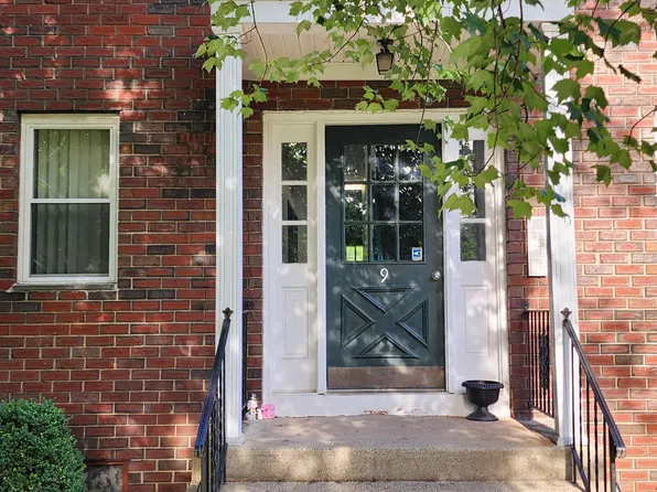 91 Regency Park Dr, Agawam, MA 01001
