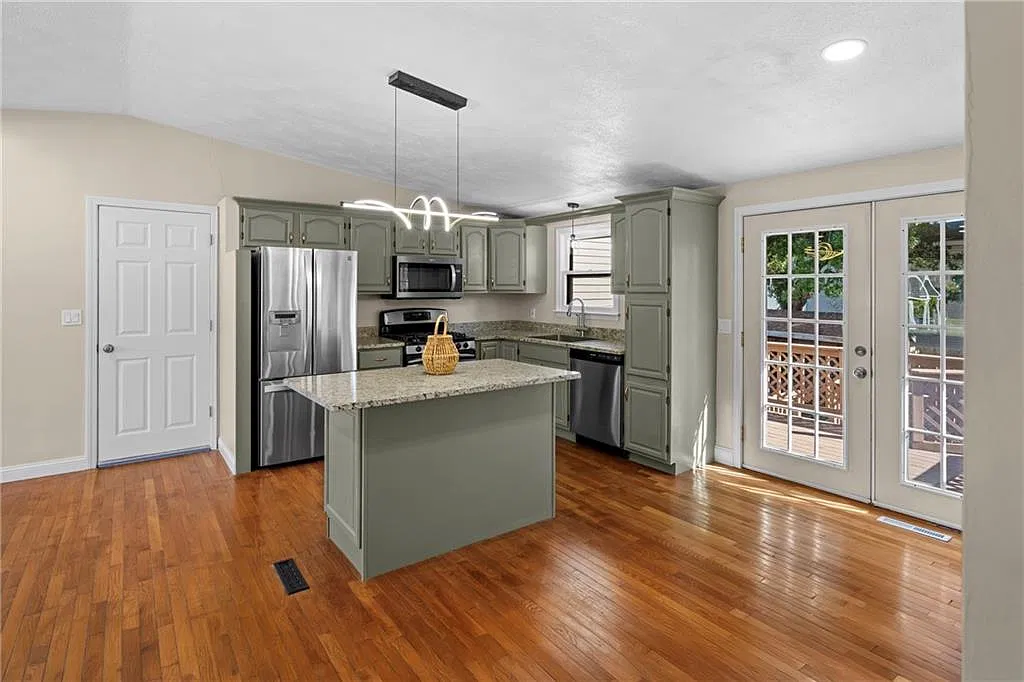 3 bed, 1.5 bath, 1916 sqft, $2,950 — Photo 2