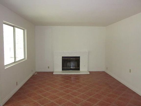 5th image of 1952 Oak Hill Dr