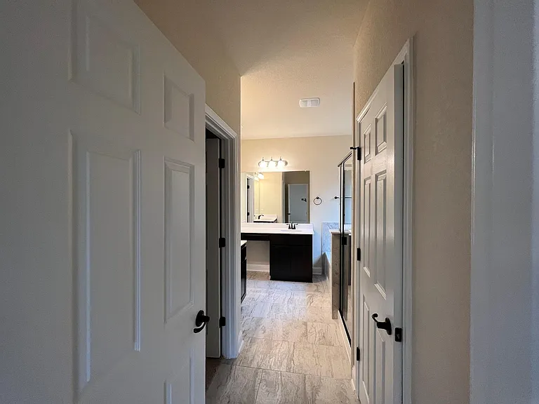 704 Falkland Trce — Photo 10