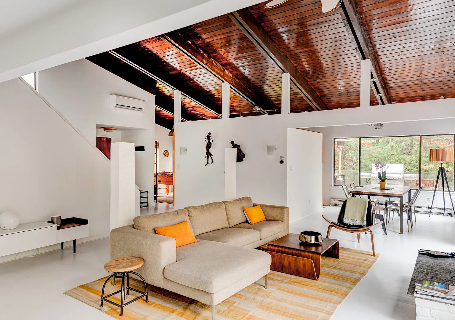 Perfectly secluded and contemporary home with private pool — Photo 2