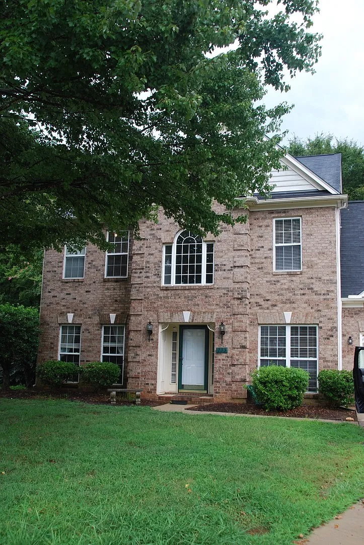 4 bed, 2.5 baths Colonial available for rent - Awesome Downtown Matthews location - — Photo 3