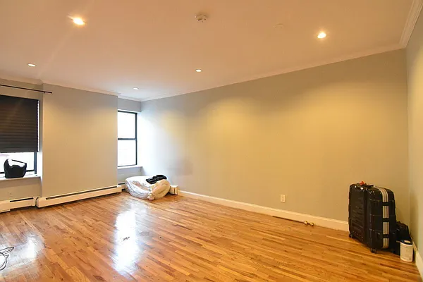 Rented by Clove Realty LLC | media 6