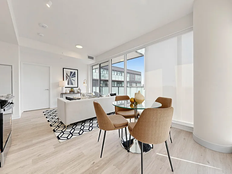 4365 Bloor St W — Photo 8
