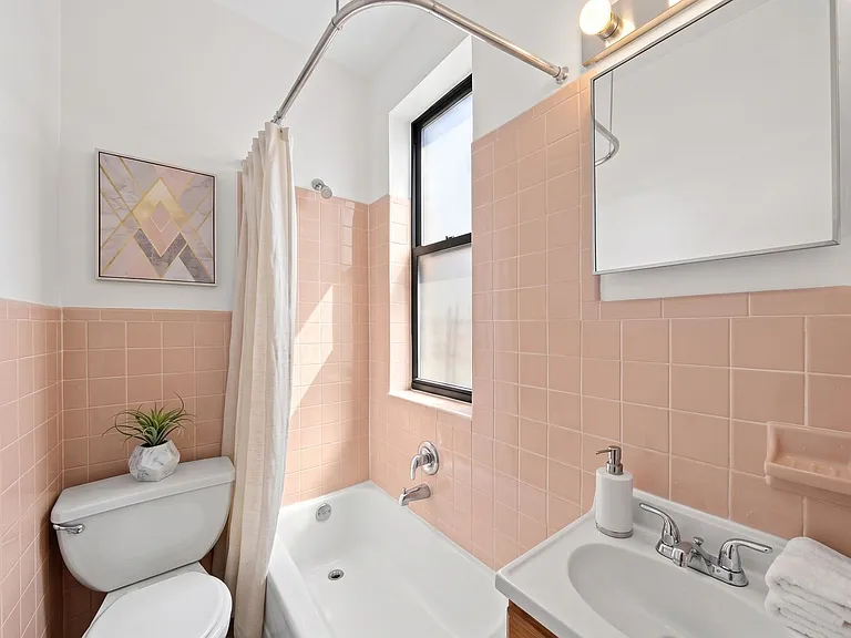 240 E 18th St #4G — Photo 4