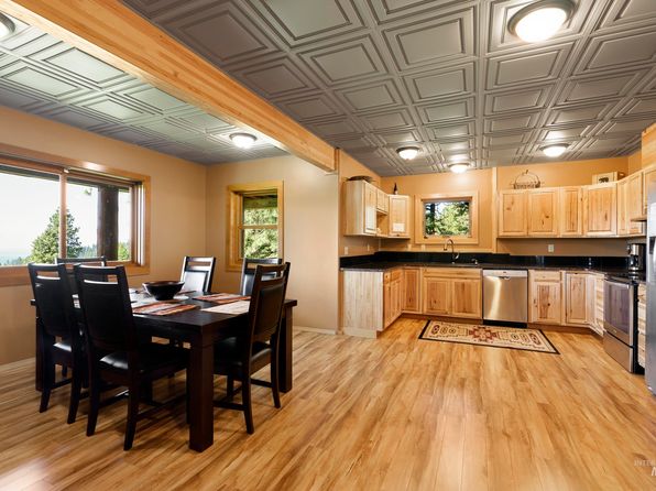 1050 Greenview Ln, Moscow, ID 83843