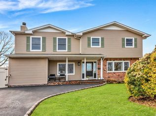 14 Rhonda Ln, Commack, NY 11725