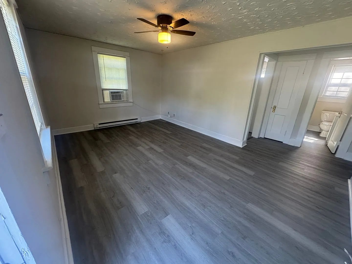 Minutes To Downtown Fredericksburg - 2 Bedroom Cottage — Photo 3