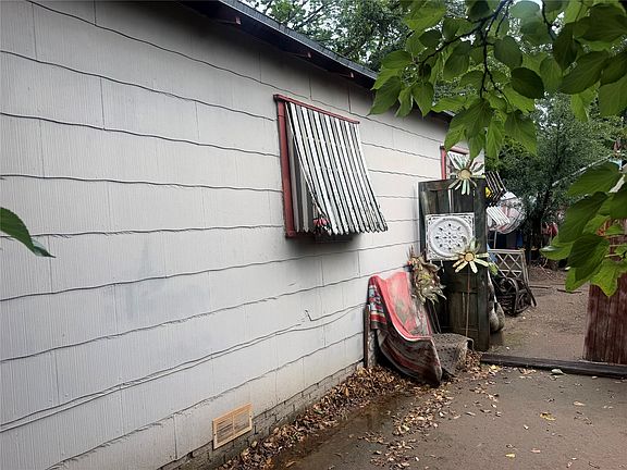 3rd image of 608 E Wichita St