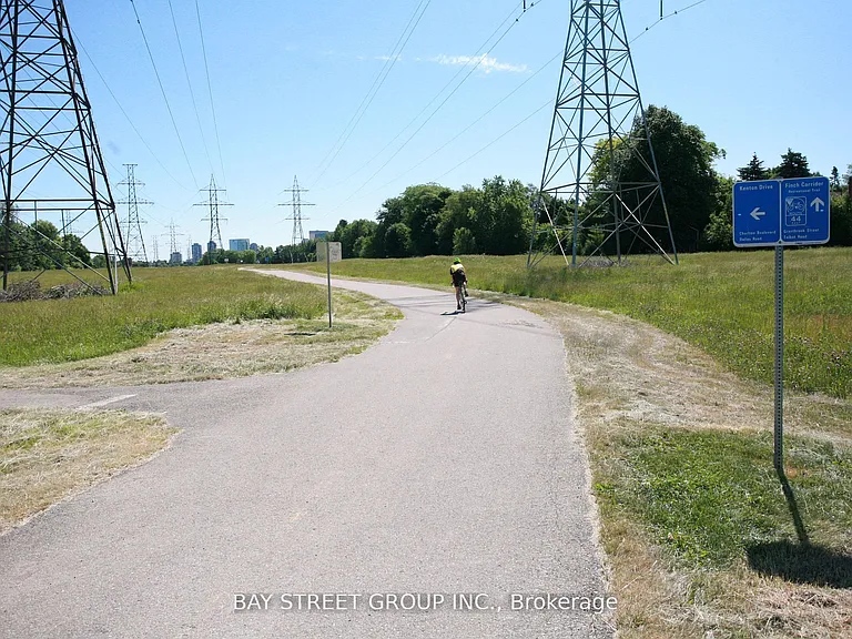 31 Kenton Dr — Photo 4