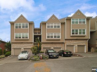592 Windsor Dr #814, Palisades Park, NJ 07650