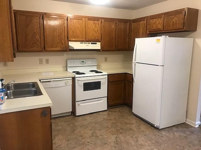 Eat in kitchen with refrigerator, stove, and dishwasher