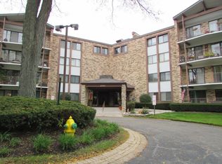 250 W Parliament Pl, Mount Prospect, IL 60056